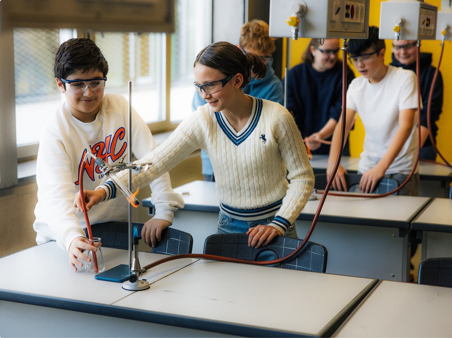 Schülerinnen und Schüler experimentieren im Chemieunterricht