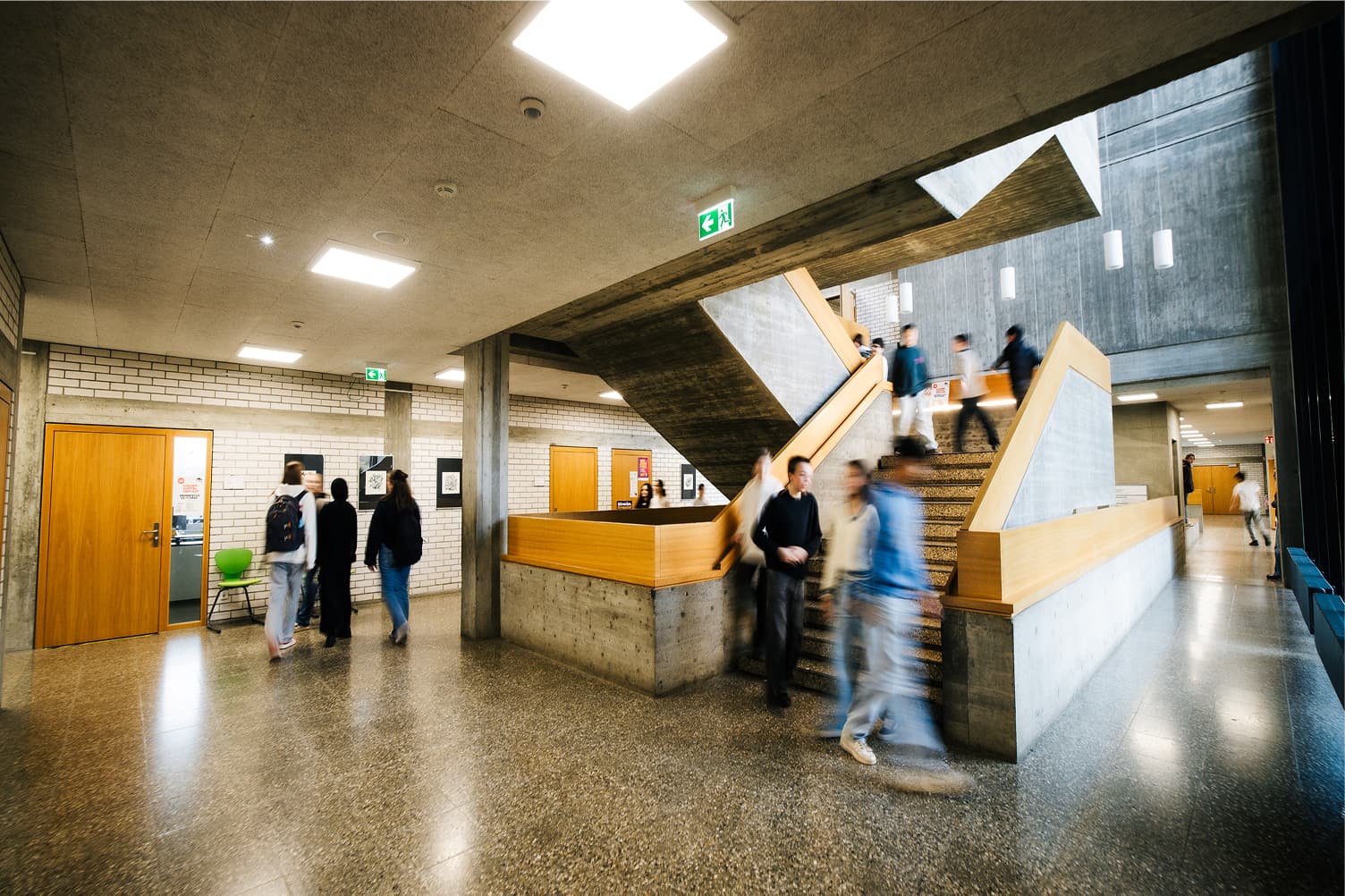 Flur der Realschule Wernau mit einigen Schülerinnen und Schülern