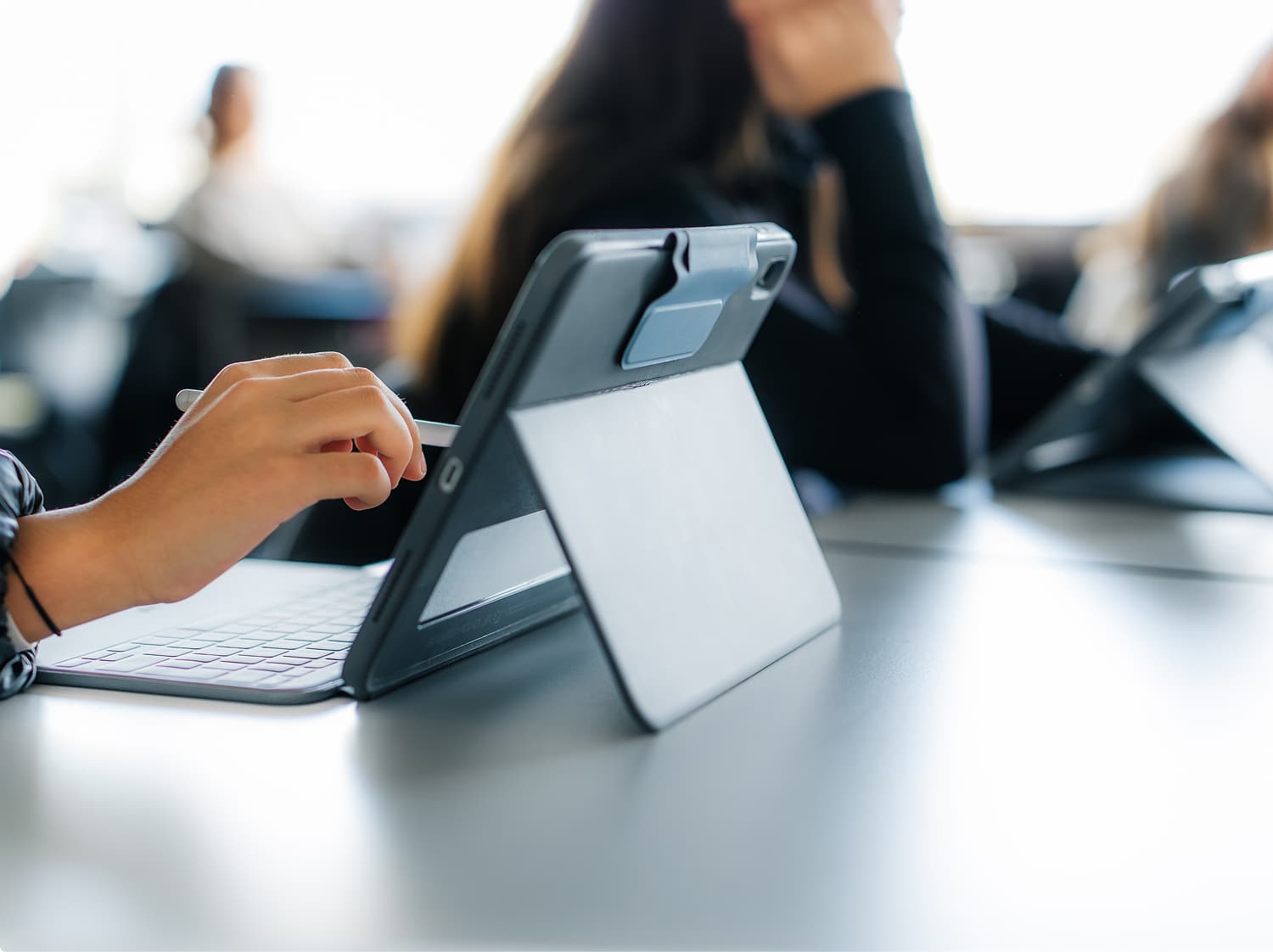 ein iPad auf dem Tisch eines Schülers