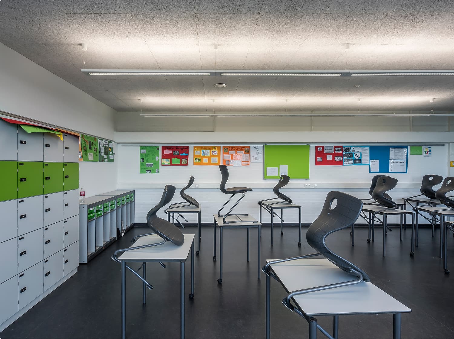 Ein Klassenzimmer mit aufgestulten Stühlen