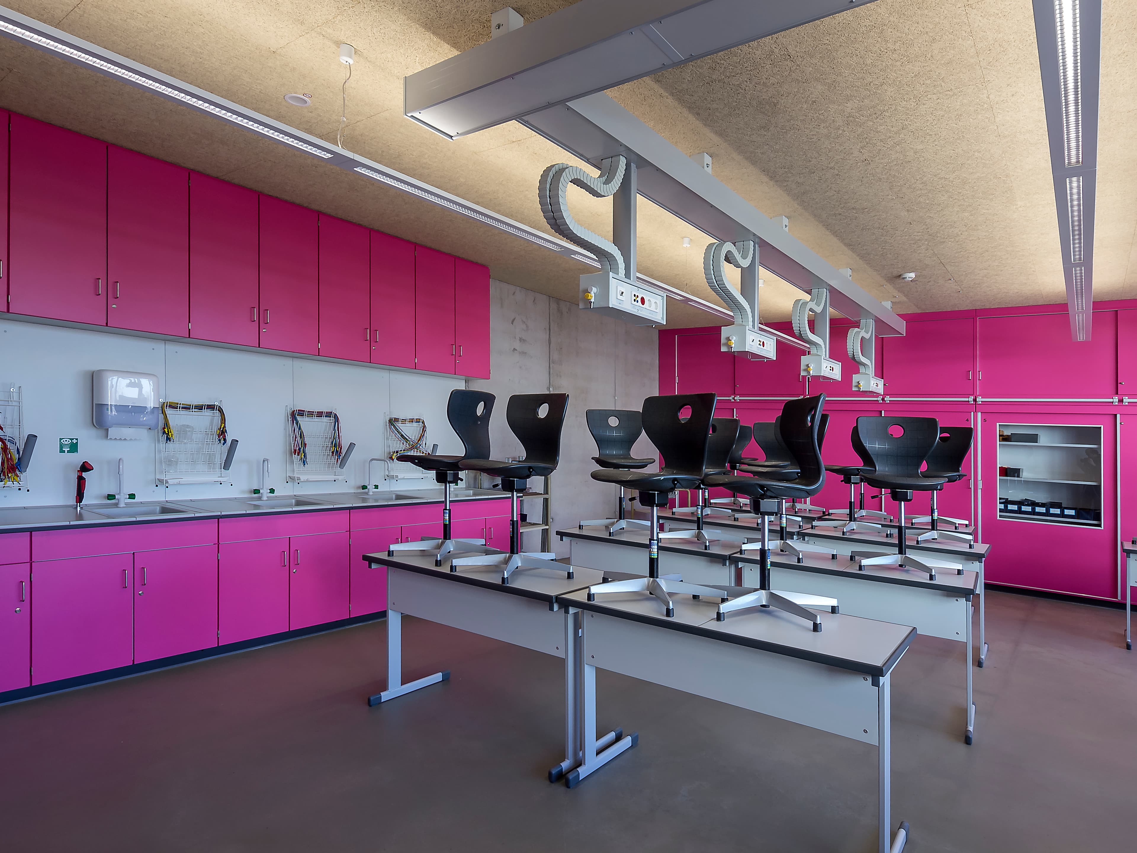 Ein Klassenzimmer für naturwissenschaftlichen Unterricht mit aufgestulten Stühlen