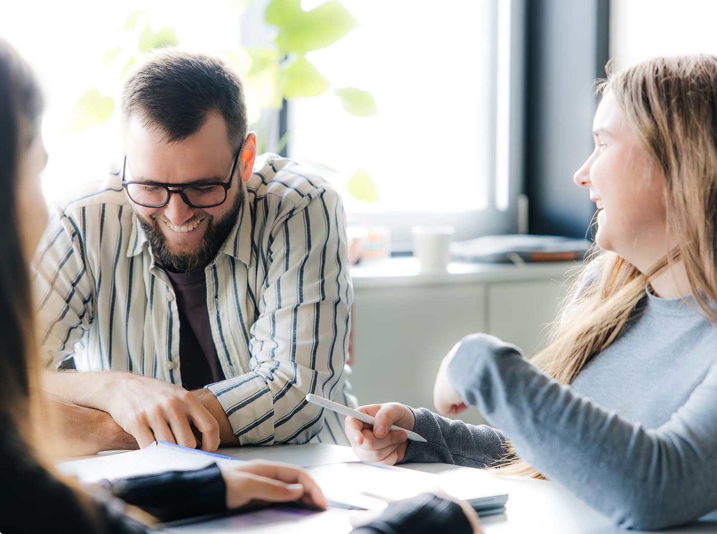 Schulsozialarbeiter im Gespräch mit einer Schülerin