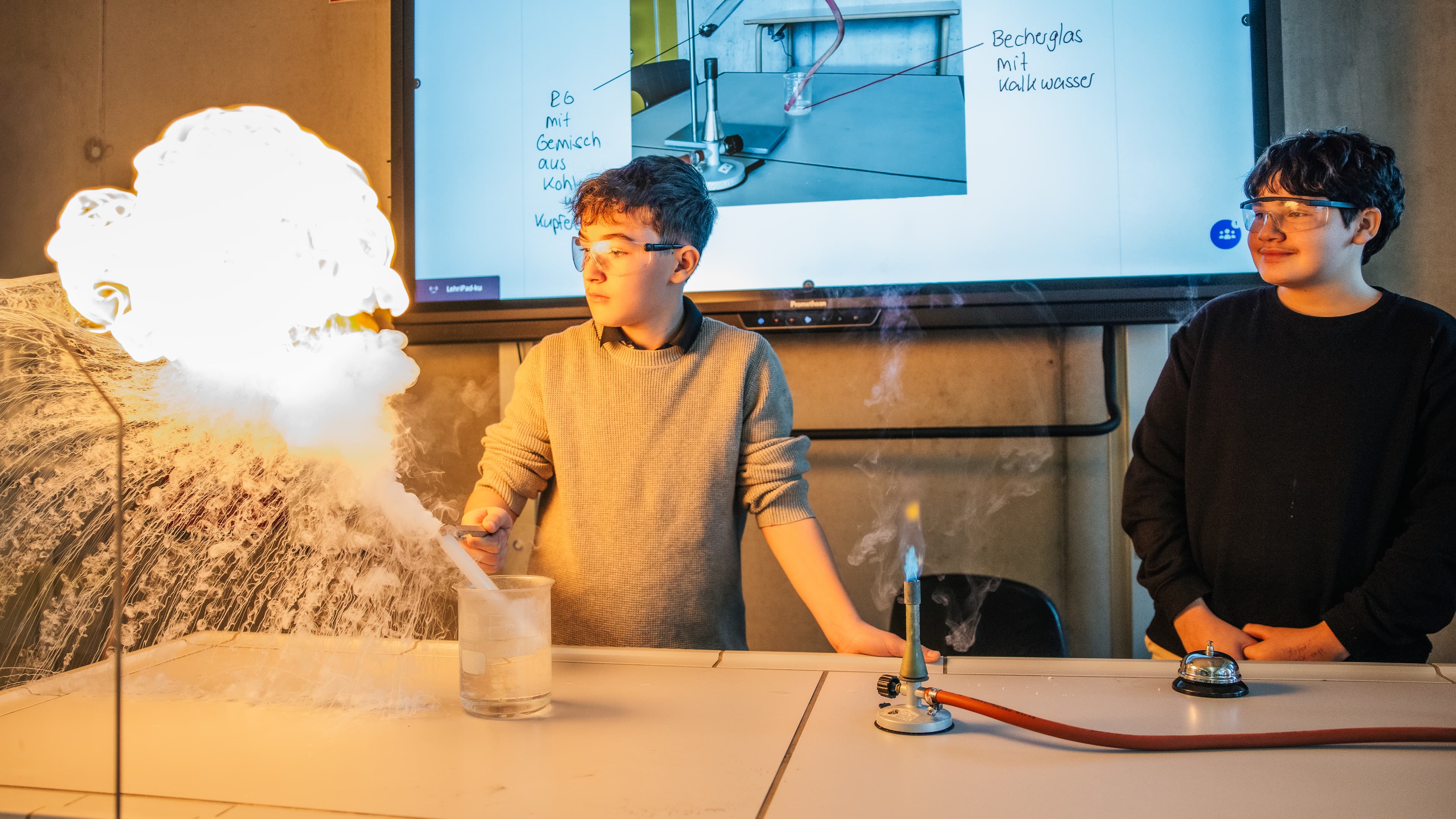 Zwei Schüler experimentieren im Chemieunterricht