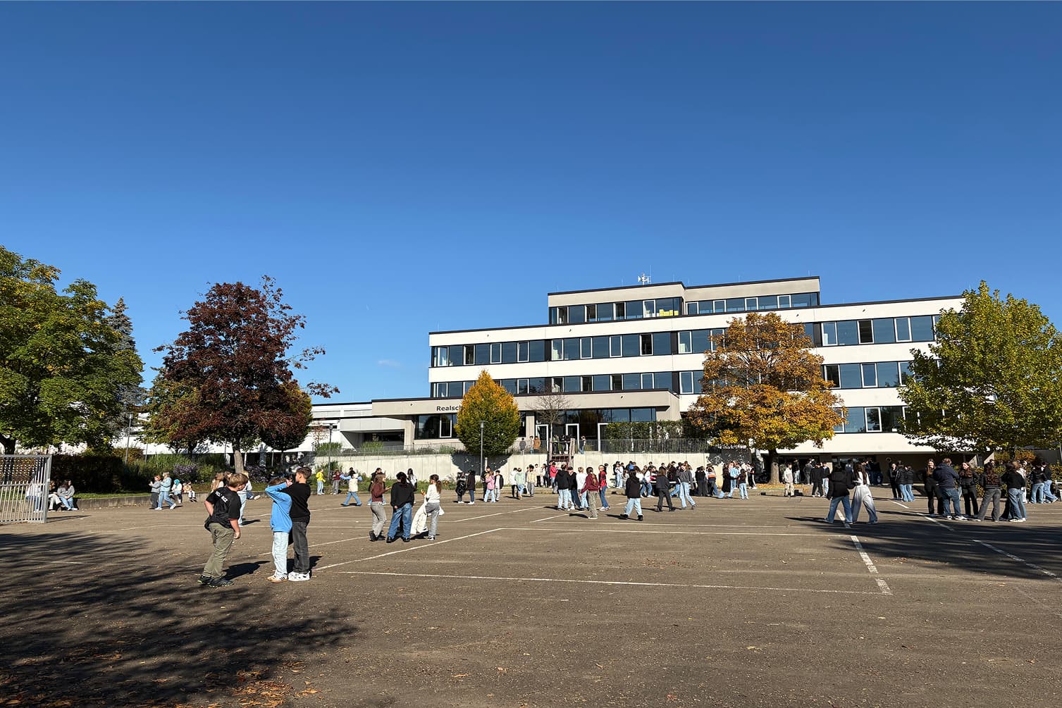 Kinder auf dem Schulhof der Realschule Wernau