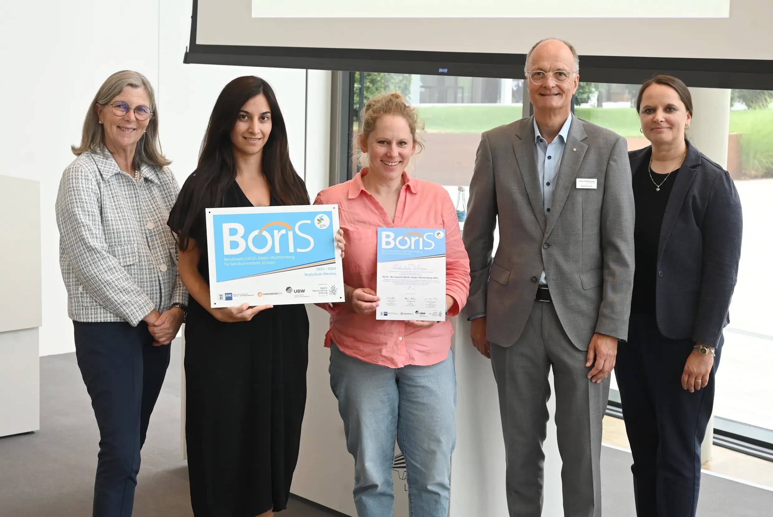 Die Realschule Wernau nimmt das BoriS-Siegel entgegen